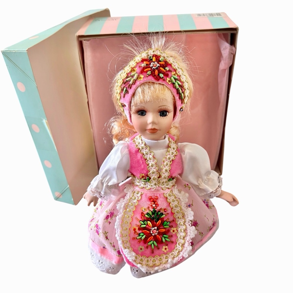 2013 MADAME Alexander Hungarian Folk Art PORCELAIN Doll Figure Open Box